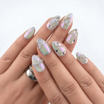 ALLOY CHARM — Press-on nails NELI portés, vue des mains croisées.
