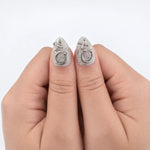 ALLOY CHARM — Press-on nails NELI portés, gros plan des deux pouces.