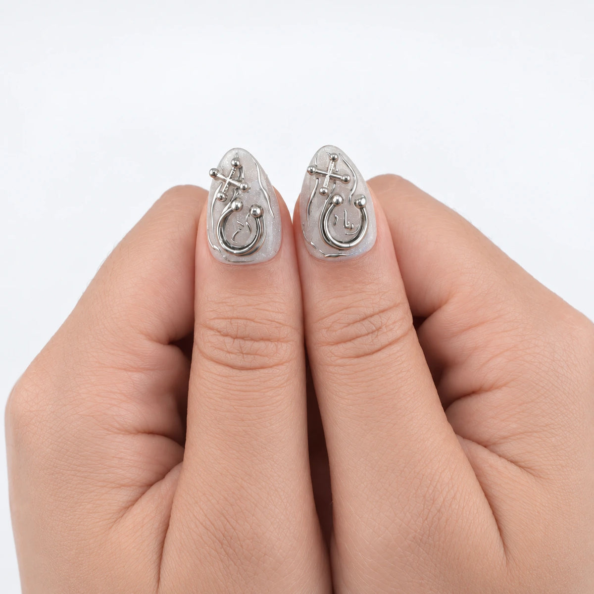 ALLOY CHARM — Press-on nails NELI portés, gros plan des deux pouces.