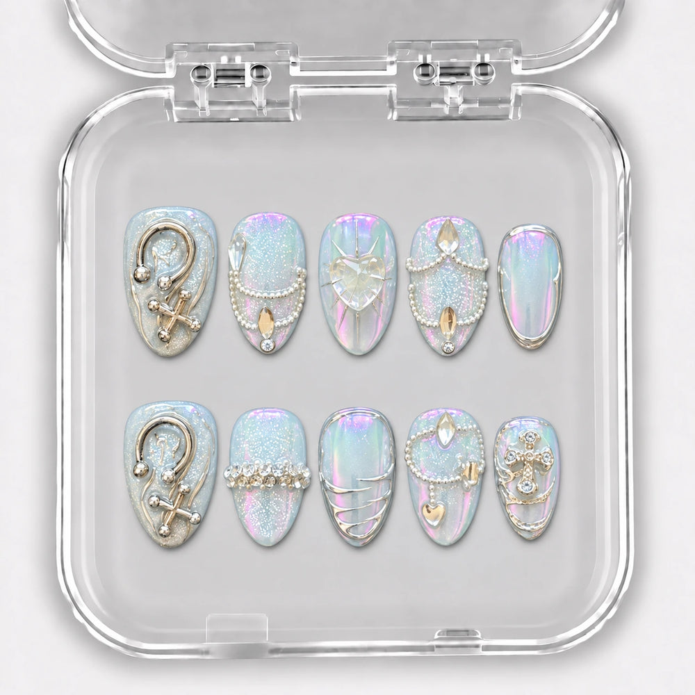 ALLOY CHARM — 10 press-on nails moyens, forme amande, irisé, charms, cœurs et chaînes, dans leur boîte.