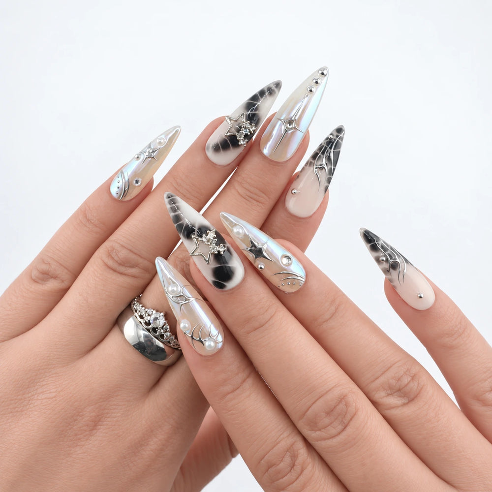 ASTRAL MIRAGE — Press-on nails NELI portés, vue des mains croisées.