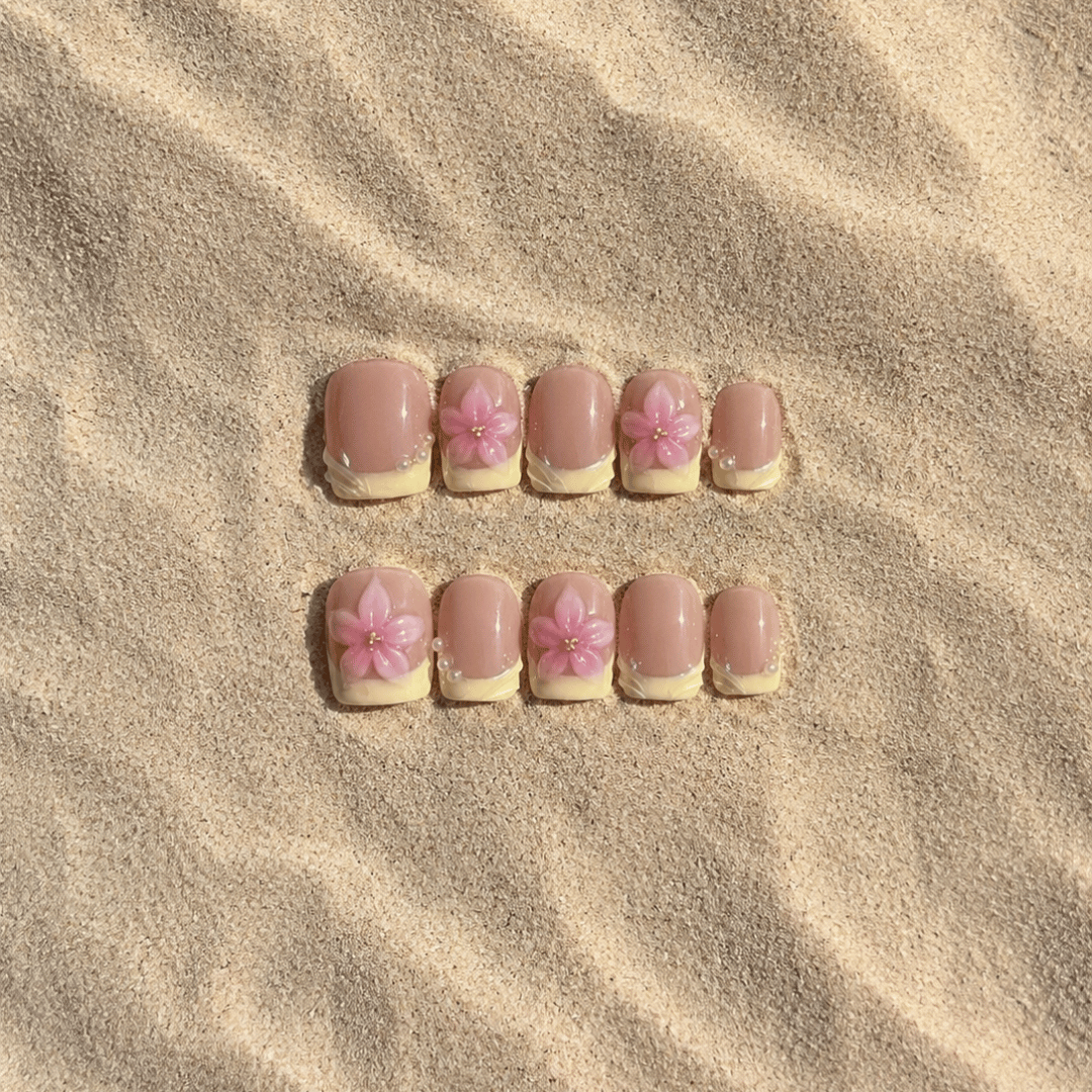 Butter Bloom – Press-On Nails NELI sur sable