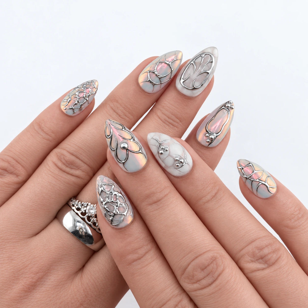 CELESTIAL LOVE — Press-on nails NELI portés, vue des mains croisées.