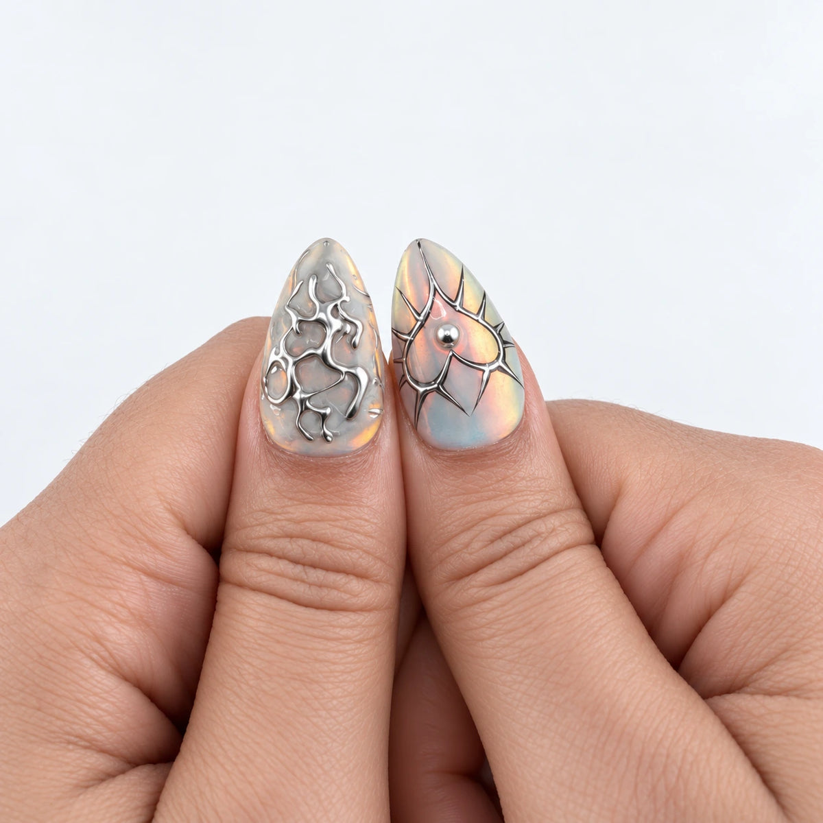 CELESTIAL LOVE — Press-on nails NELI portés, gros plan des deux pouces.