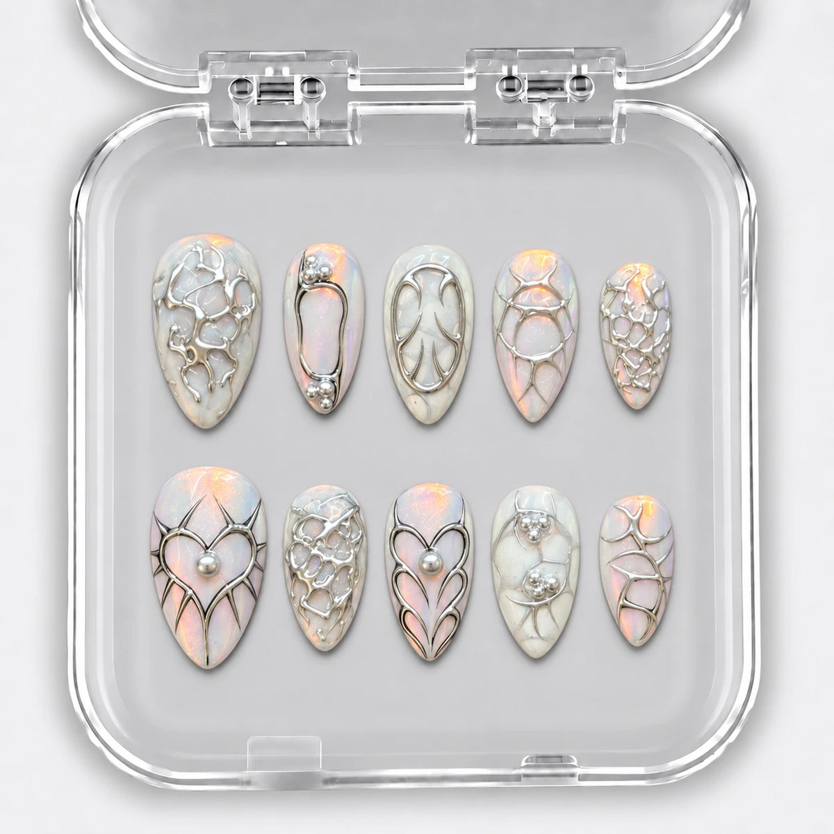CELESTIAL LOVE — 10 press-on-nägel, Mandelform, kurz. Schimmer, Silberherzen und Opaleffekt.