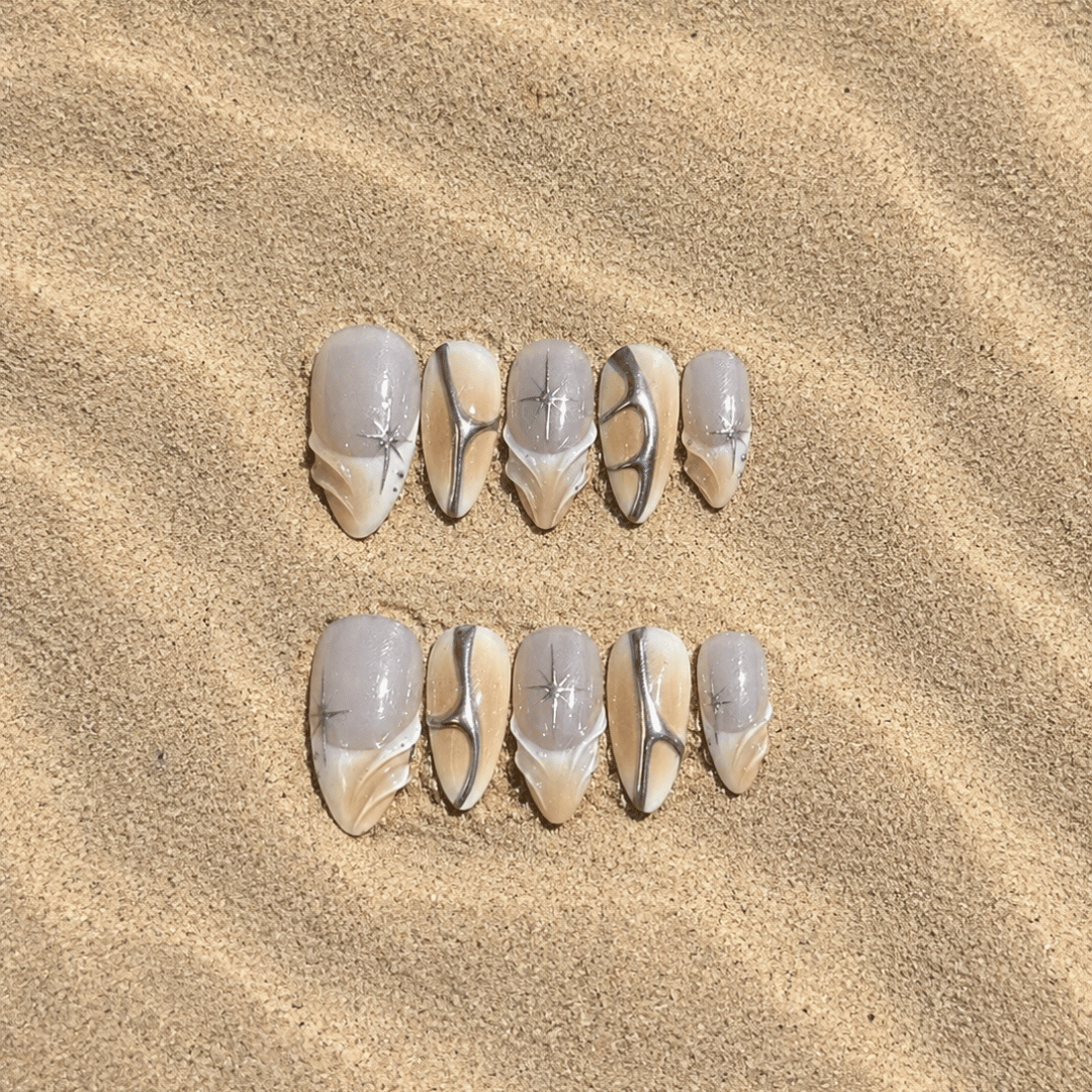 Crème Brûlée – Press-On Nails NELI sur sable
