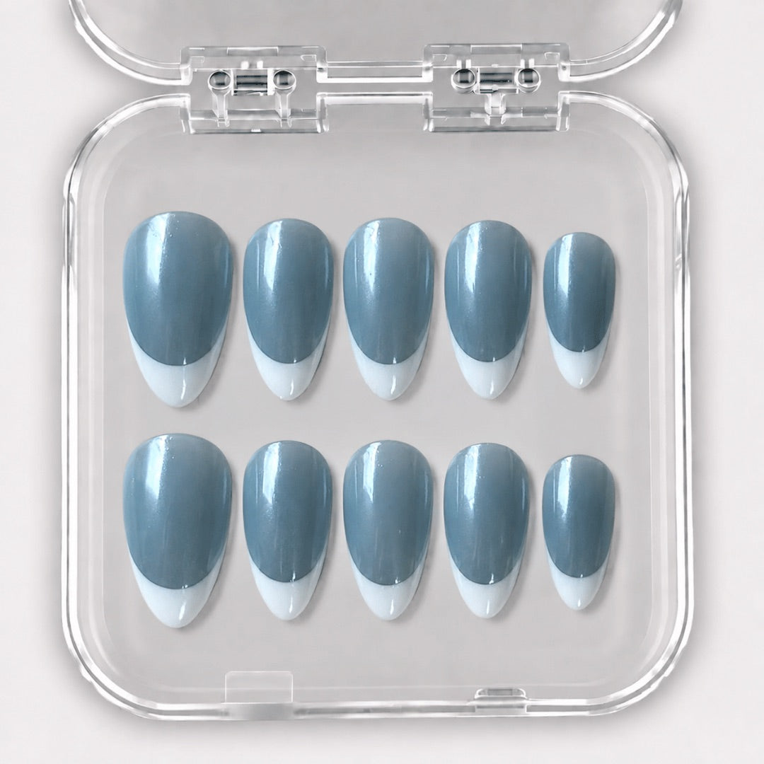 L’Ardoise – Press-On Nails bleu ardoise à French blanche, longueur moyenne forme amande
