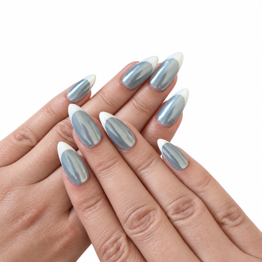 L’Ardoise – Press-on nails NELI bleu ardoise à French blanche, vue des huit doigts