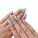 L’Ardoise – Press-on nails NELI bleu ardoise à French blanche, vue des huit doigts