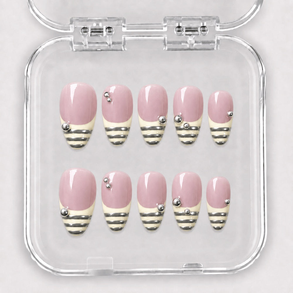 L’Exemplaire – Press-On Nails French crème à lignes chromées et billes argentées, longueur moyenne forme amande