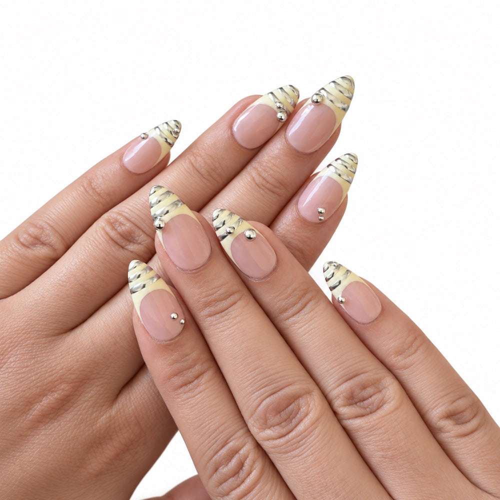 L’Exemplaire – Press-on nails NELI French crème à lignes chromées, vue des huit doigts