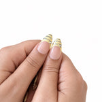 L’Exemplaire – Press-on nails NELI French crème à lignes chromées, vue des pouces