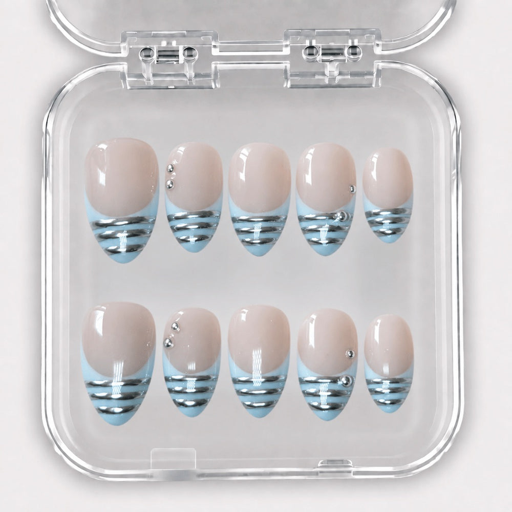 L’Interligne – Press-On Nails French bleu ciel à lignes chromées, longueur courte forme amande