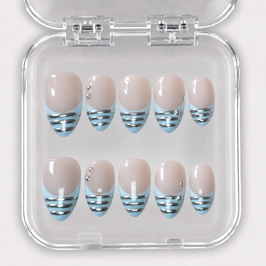 L’Interligne – Press-On Nails French bleu ciel à lignes chromées, longueur courte forme amande