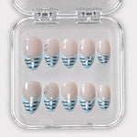 L’Interligne – Press-On Nails French bleu ciel à lignes chromées, longueur courte forme amande