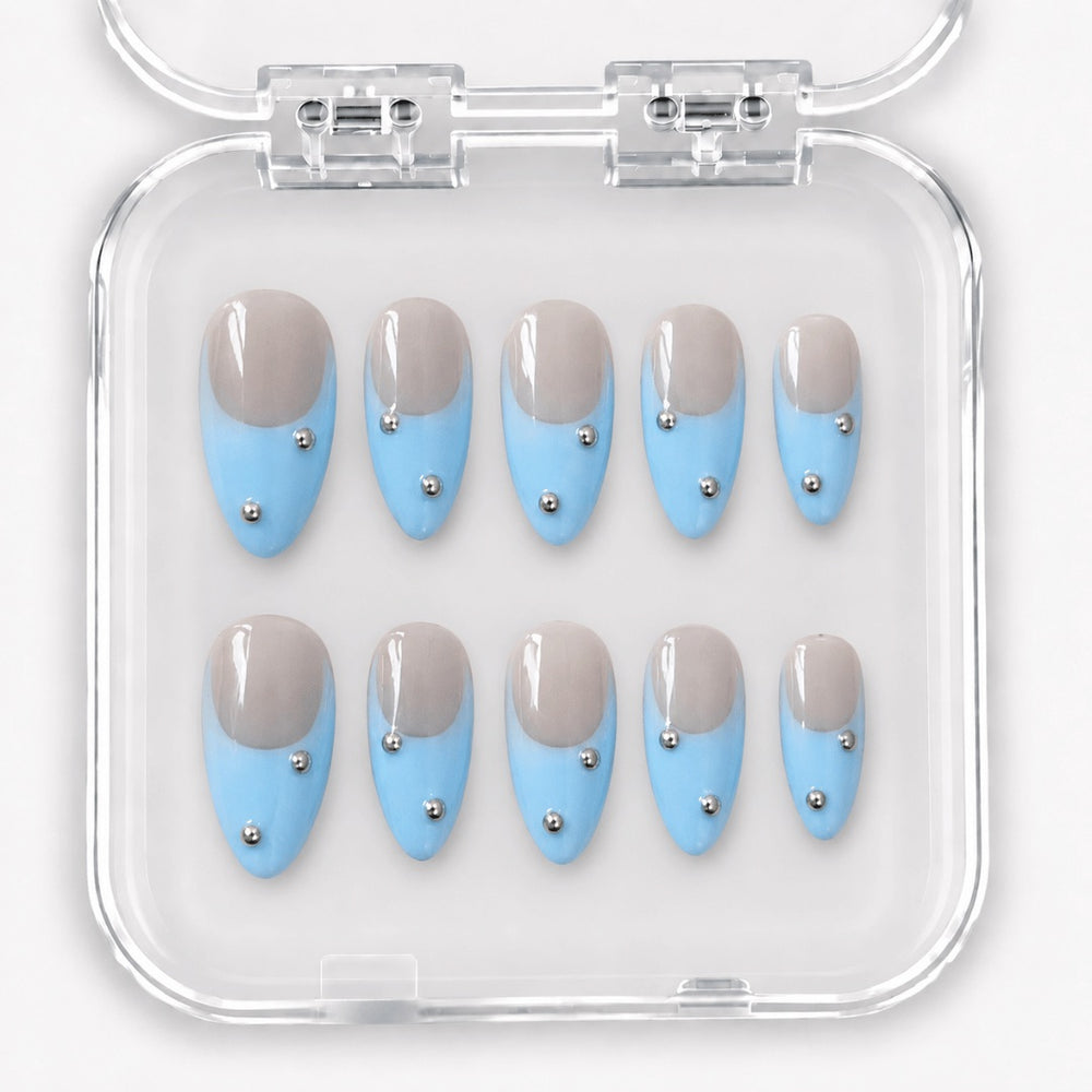 La Bille Bleue – Press-On Nails bleu ciel à billes argentées, longueur moyenne forme amande