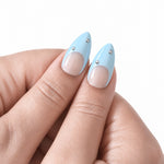 La Bille Bleue – Press-on nails NELI bleu ciel à billes argentées, vue des pouces