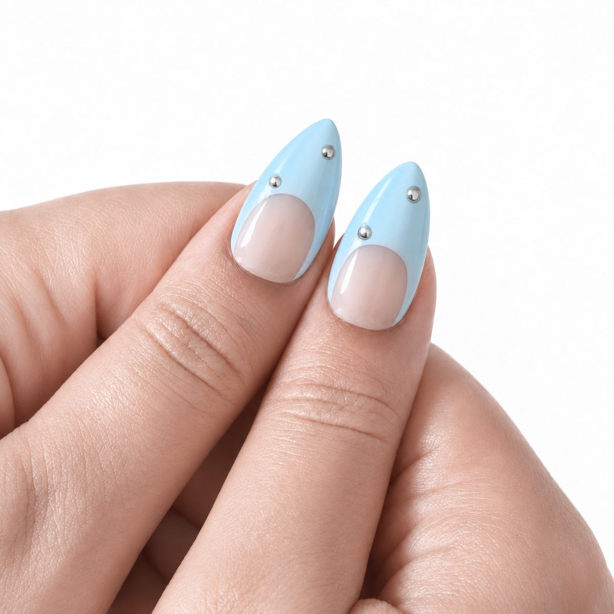 La Bille Bleue – Press-on nails NELI bleu ciel à billes argentées, vue des pouces