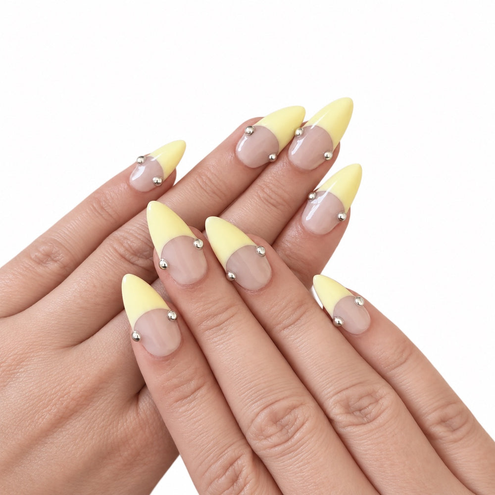 La Parenthèse – Press-on nails NELI French jaune pastel à billes argentées, vue des huit doigts