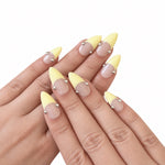 La Parenthèse – Press-on nails NELI French jaune pastel à billes argentées, vue des huit doigts