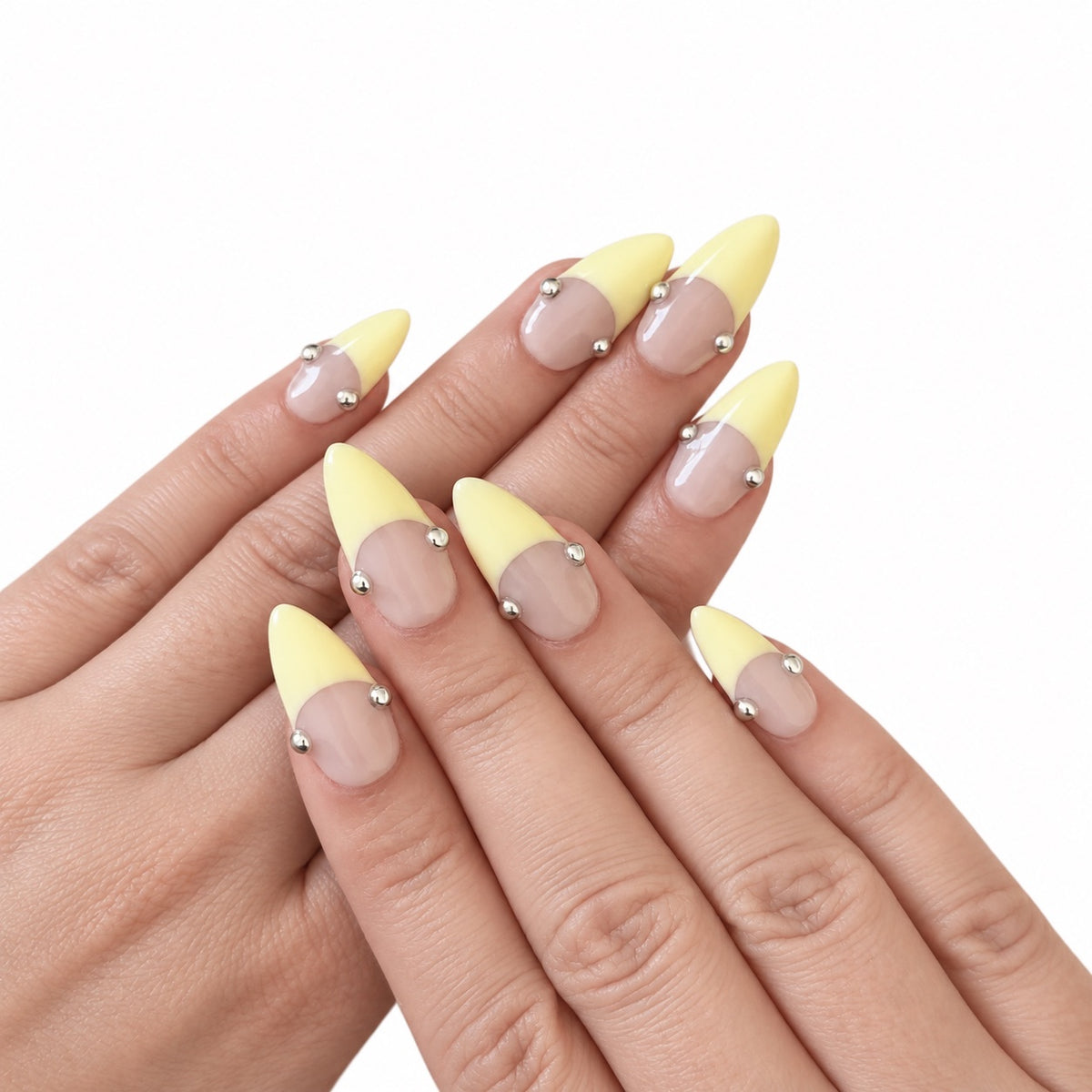 La Parenthèse – Press-on nails NELI French jaune pastel à billes argentées, vue des huit doigts