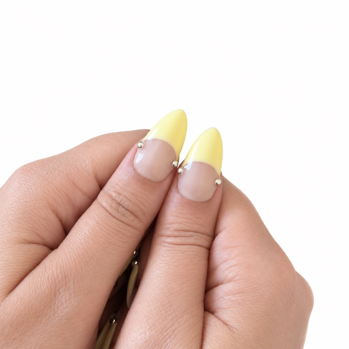 La Parenthèse – Press-on nails NELI French jaune pastel à billes argentées, vue des pouces