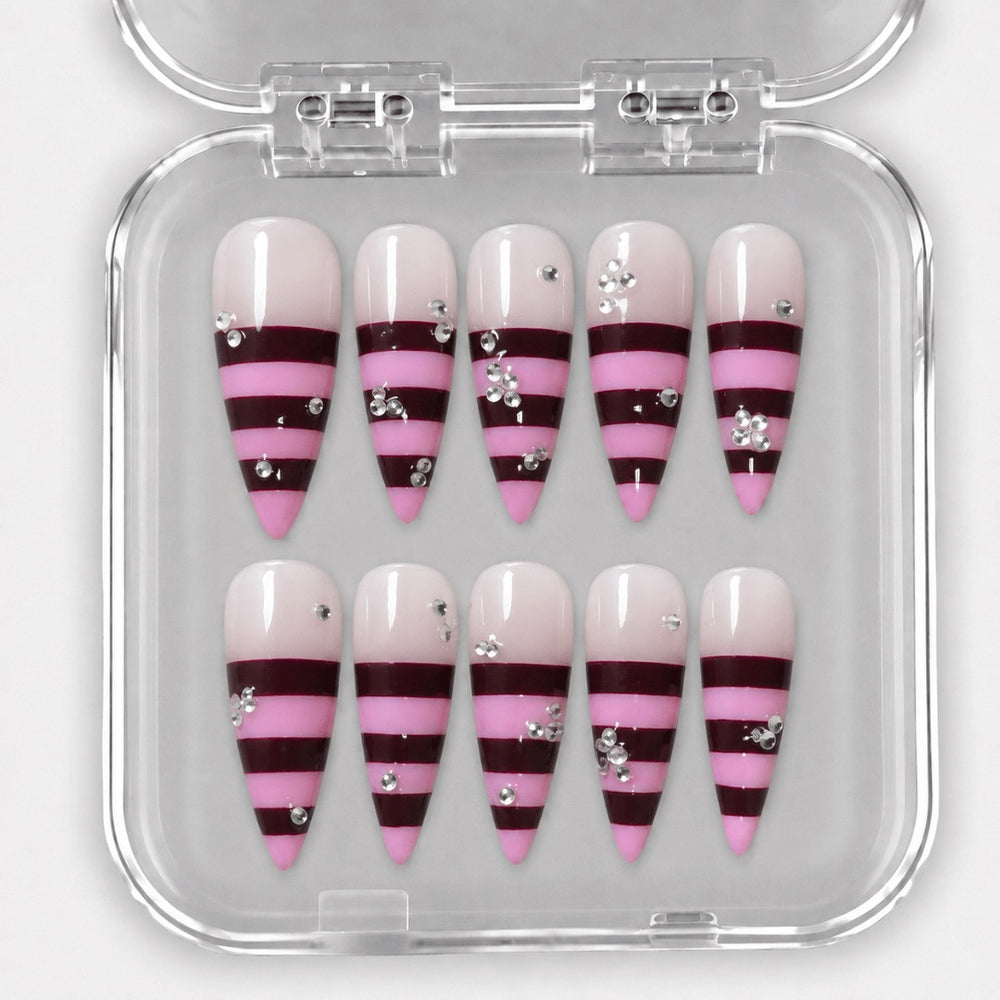 La Populaire – Press-On Nails rayés rose et bordeaux à strass, longueur longue forme stiletto