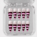 La Populaire – Press-On Nails rayés rose et bordeaux à strass, longueur longue forme stiletto