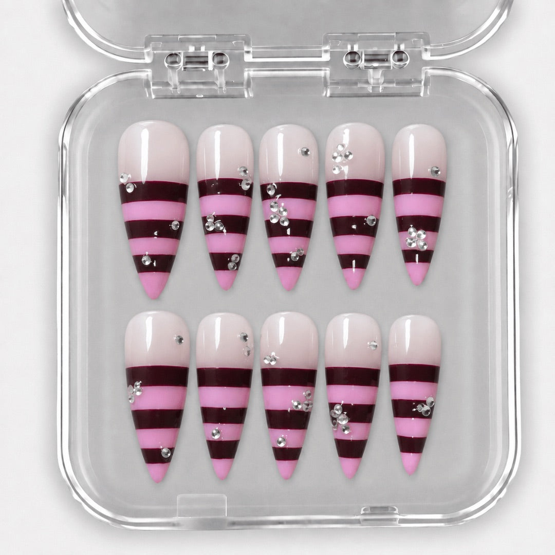 La Populaire – Press-On Nails rayés rose et bordeaux à strass, longueur longue forme stiletto