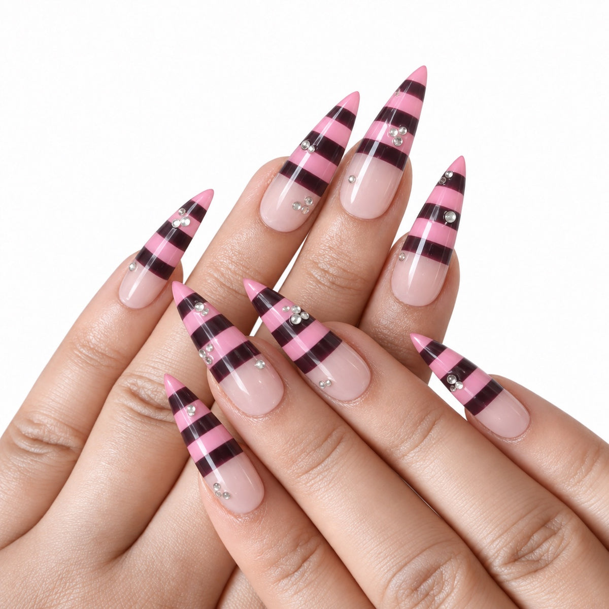 La Populaire – press-on nails rayés rose et bordeaux portés, vue huit doigts