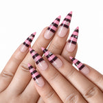 La Populaire – press-on nails rayés rose et bordeaux portés, vue huit doigts