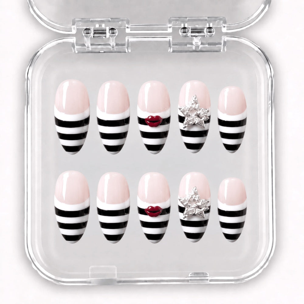 La Rebelle – Press-On Nails French rayée noire et blanche à bouche rouge et étoiles argentées, longueur moyenne forme amande