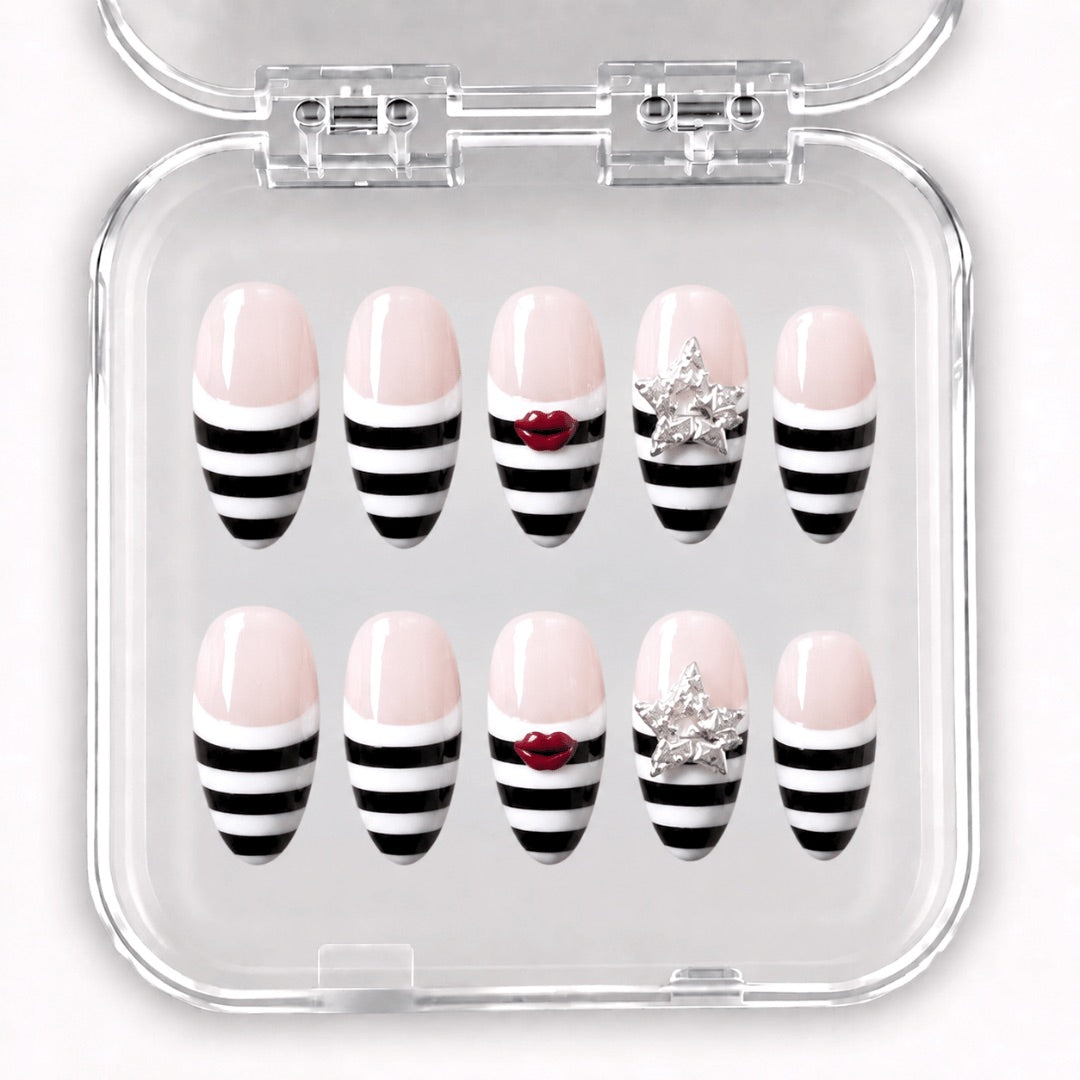 La Rebelle – Press-On Nails French rayée noire et blanche à bouche rouge et étoiles argentées, longueur moyenne forme amande