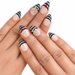 La Rebelle Mini NELI portée sur huit doigts : French noire et blanche, bouches rouges et bijoux étoiles