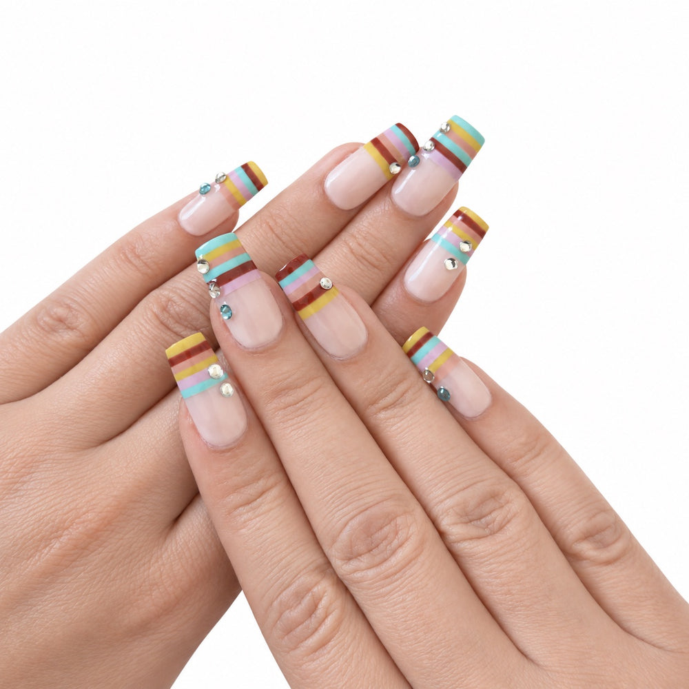 La Récré – Press-on nails NELI French multicolore avec strass, vue des huit doigts