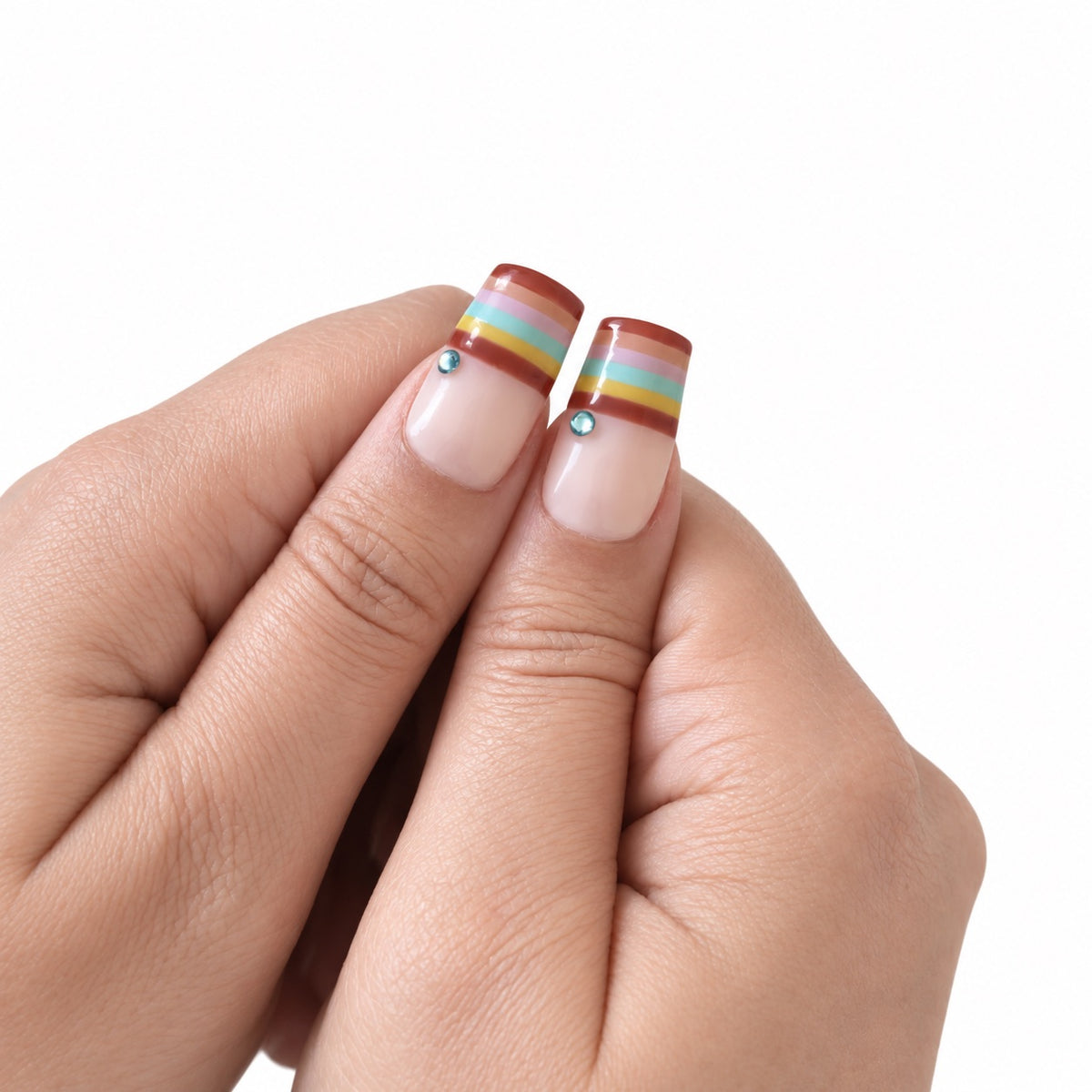 La Récré – Press-on nails NELI French multicolore avec strass, vue des pouces