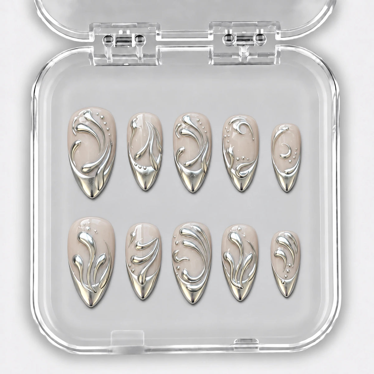 LIQUID SILVER — 10 uñas press-on, Almendra, medias. Nude, cromo plateado y arabescos en relieve.