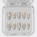 LIQUID SILVER — 10 uñas press-on, Almendra, medias. Nude, cromo plateado y arabescos en relieve.