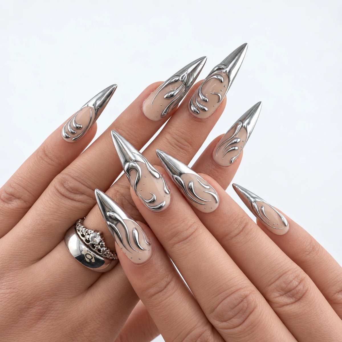 LIQUID SILVER LONG — Press-on nails NELI portés, vue des mains croisées.