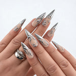 LIQUID SILVER LONG — Press-on nails NELI portés, vue des mains croisées.