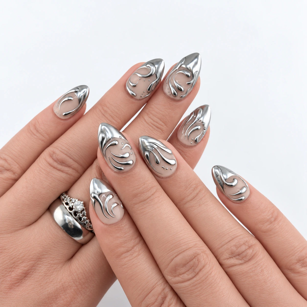 LIQUID SILVER MINI — Press-on nails NELI portés, vue des mains croisées.