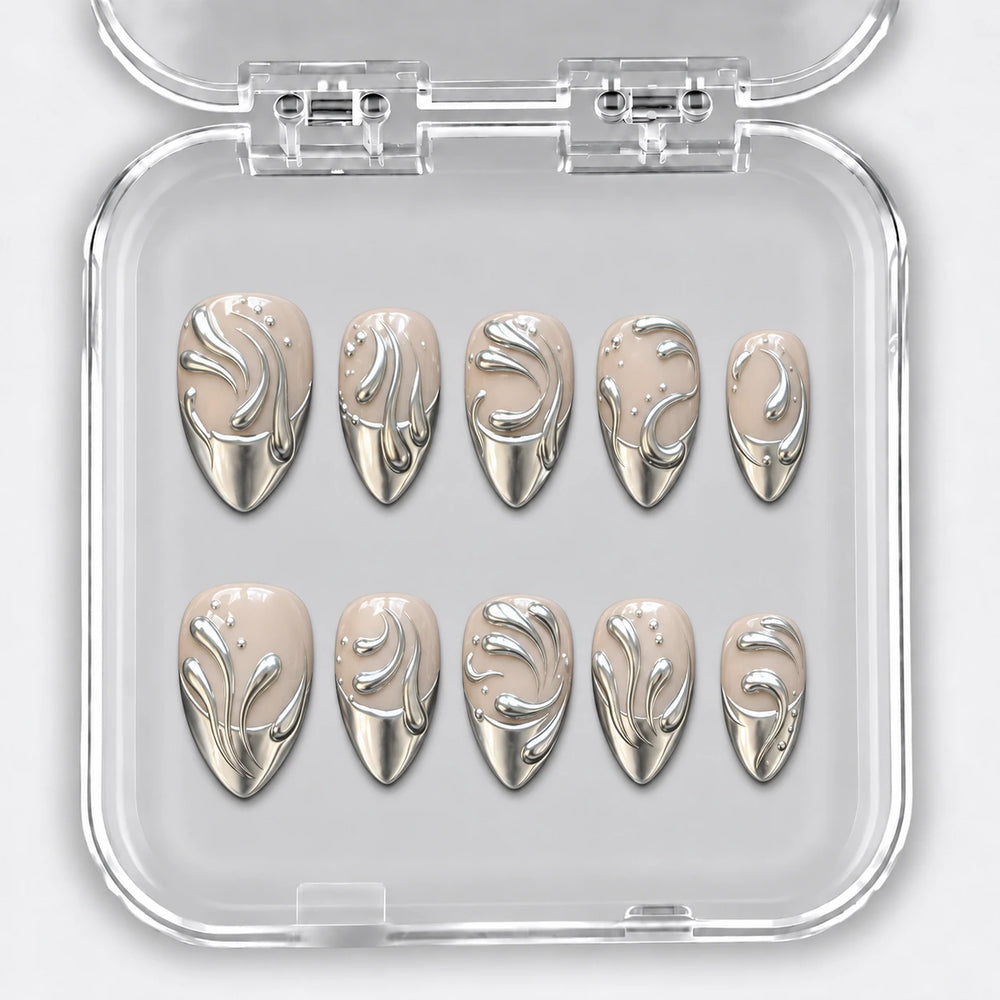 LIQUID SILVER MINI — 10 press-on nails courts, forme amande, nude, pointes chromées et gouttes argentées, dans leur boîte.