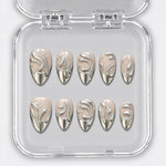 LIQUID SILVER MINI — 10 press-on-nägel, Mandelform, kurz. Nude, Chromspitzen und Silbertropfen.