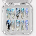 LUNAR LAGOON — 10 press-on-nägel, Stiletto, lang. Blauer Schimmer, Muschelreliefs und Chrom.