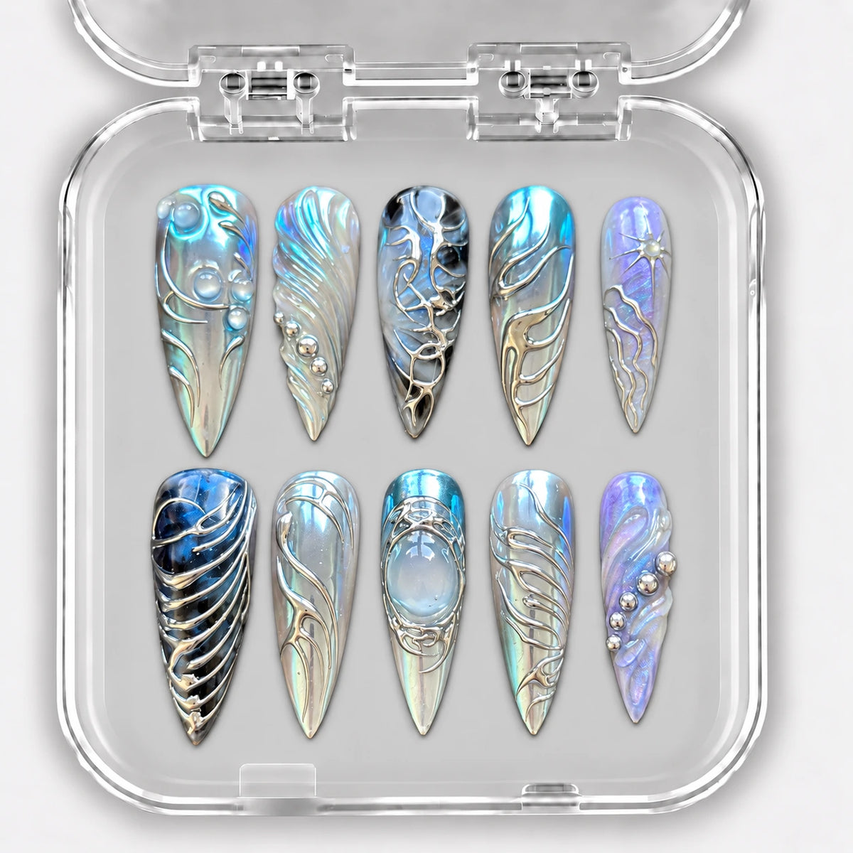 LUNAR LAGOON — 10 unghie press-on, Stiletto, lunghe. Blu iridescente, rilievi a conchiglia e cromo.