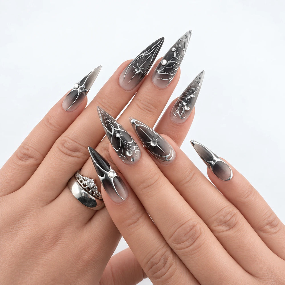 MIDNIGHT BUTTERFLY — Press-on nails NELI portés, vue des mains croisées.
