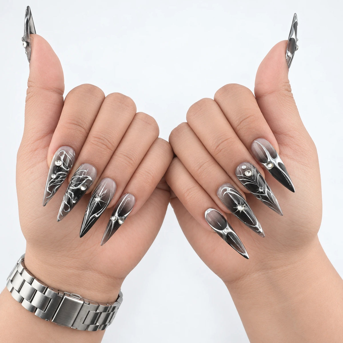 MIDNIGHT BUTTERFLY — Press-on nails NELI portés, vue des deux mains ouvertes.