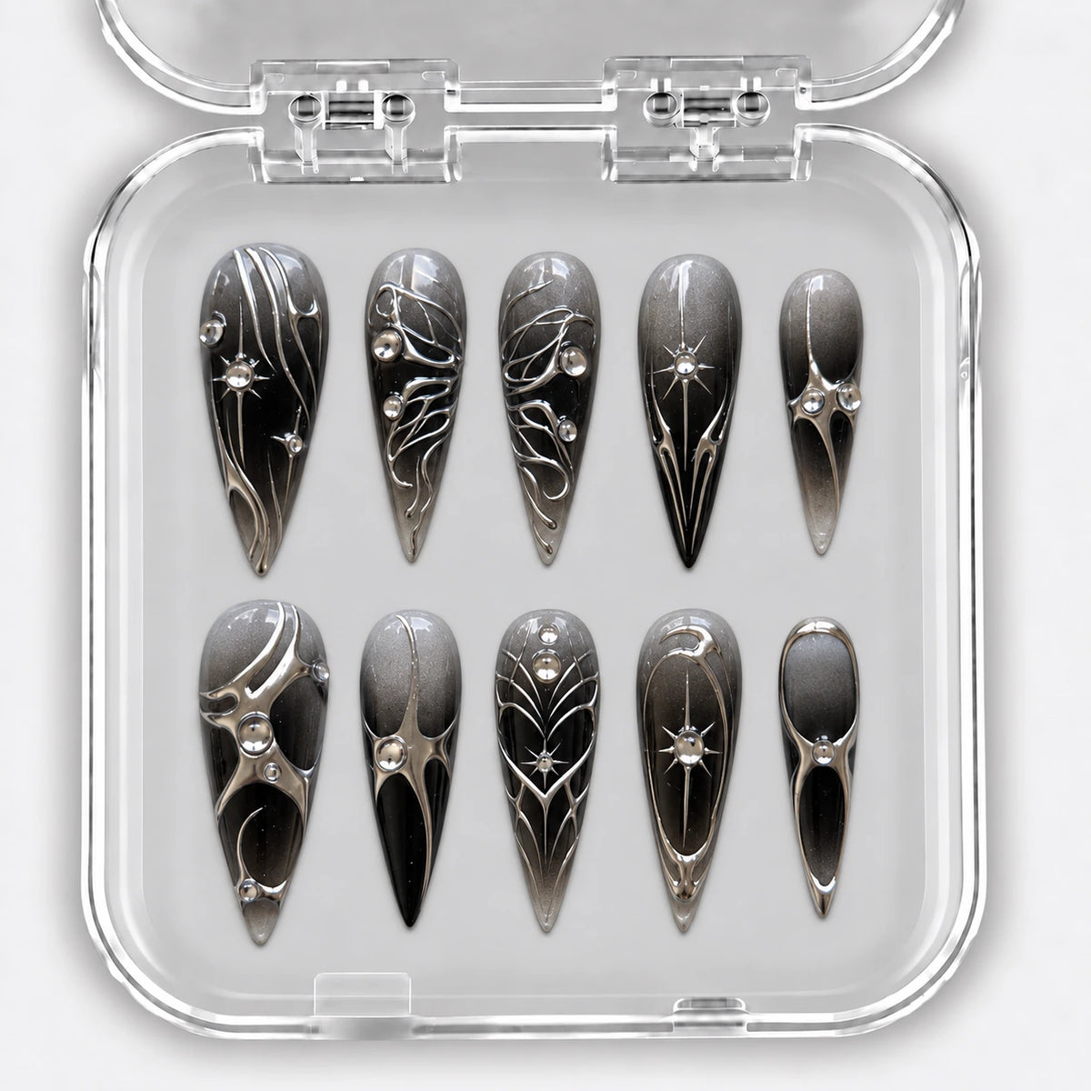 MIDNIGHT BUTTERFLY — Unghie press-on, stiletto, lunghe. Nero fumé, farfalla e stelle argentate.
