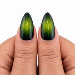 Press-on nails NELI Acid Eclipse – gros plan des deux pouces alignés aux reflets vert acide