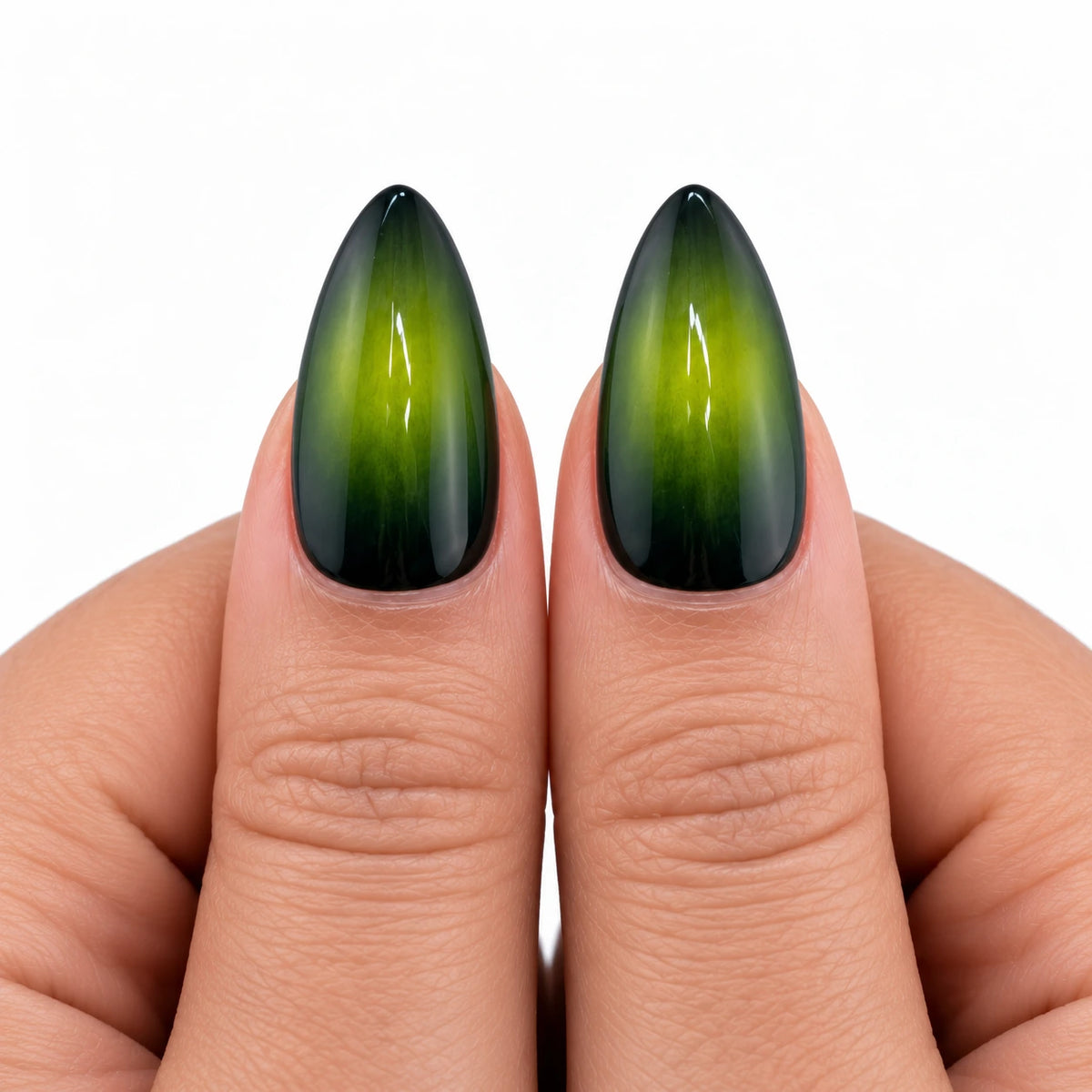 Press-on nails NELI Acid Eclipse – gros plan des deux pouces alignés aux reflets vert acide